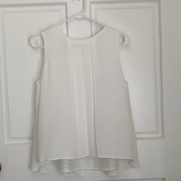 White sleeveless lined top - Picture 2 of 6